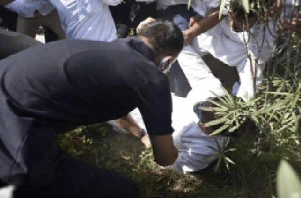 Rahul Gandhi | उत्तर प्रदेश पोलिसांकडून राहुल गांधींना धक्काबुक्की, कॉलर पकडून ताब्यात घेतलं