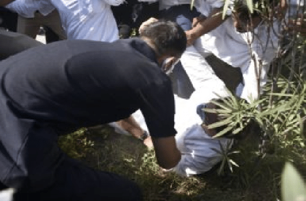 Rahul Gandhi | उत्तर प्रदेश पोलिसांकडून राहुल गांधींना धक्काबुक्की, कॉलर पकडून ताब्यात घेतलं