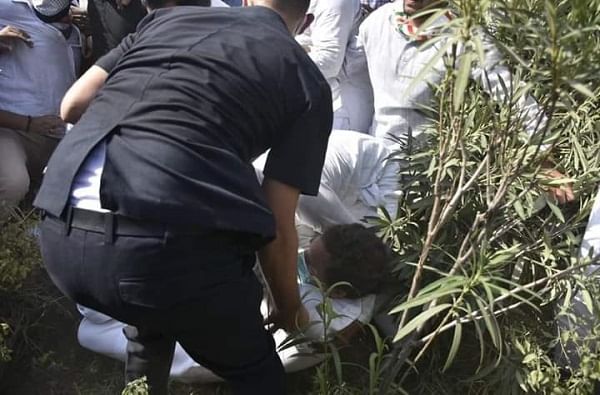 पोलिसांच्या धक्काबुक्कीदरम्यान राहुल गांधी यांचा तोल गेल्याने ते जमिनीवर पडले. त्यांच्या हाताला मुका मार लागल्याची माहिती आहे