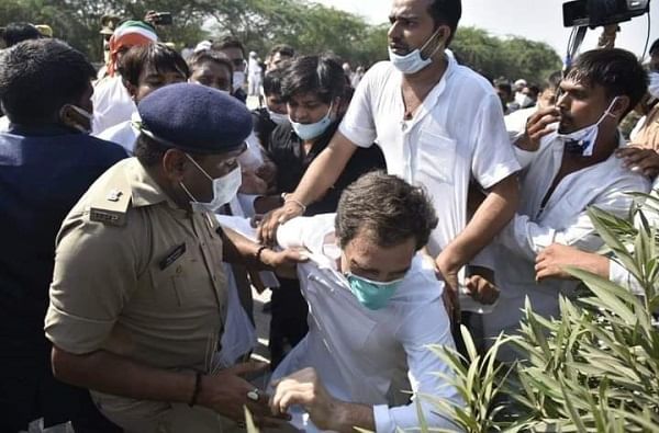 पोलिसांनी अडवल्यानंतर यमुना एक्सप्रेस वेवरुन पायी निघाले असताना राहुल गांधी आणि प्रियांका गांधी यांना पोलिसांनी ताब्यात घेतले