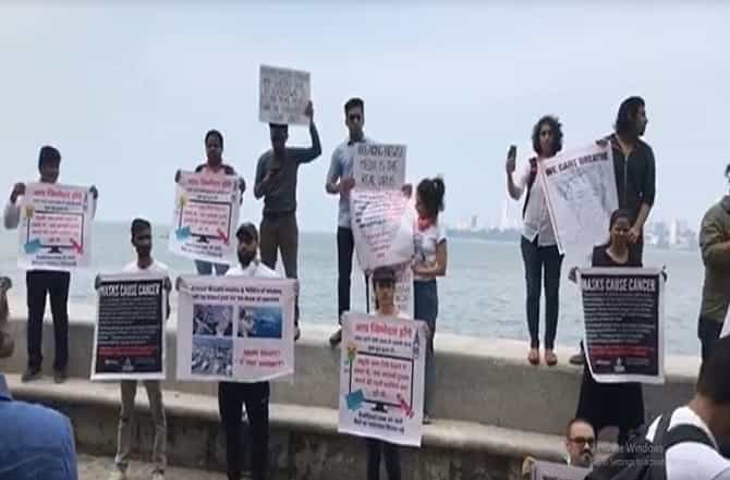 मुंबईकरांनो मास्क वापरु नका; मरीन ड्राईव्हवर अनोखं आंदोलन