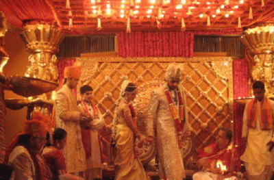 PHOTO : ऐश्वर्या रायच्या लग्नातील साडीची किंमत 75 लाख, साडीत सोन्याच्या धाग्यांचा वापर