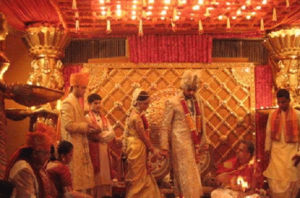 PHOTO : ऐश्वर्या रायच्या लग्नातील साडीची किंमत 75 लाख, साडीत सोन्याच्या धाग्यांचा वापर