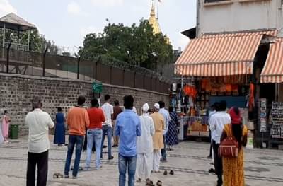 देऊळ बंद, मात्र शिर्डीत साईदर्शनासाठी भाविकांची गर्दी