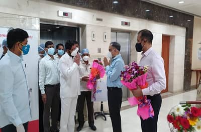 Eknath Shinde | एकनाथ शिंदे कोरोनामुक्त, खासदार मुलासोबत रुग्णालयातून घरी