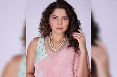 PHOTO : गुलाबी साडी, कुरळे केस, सोनाली कुलकर्णीचा लावण्यवती अवतार