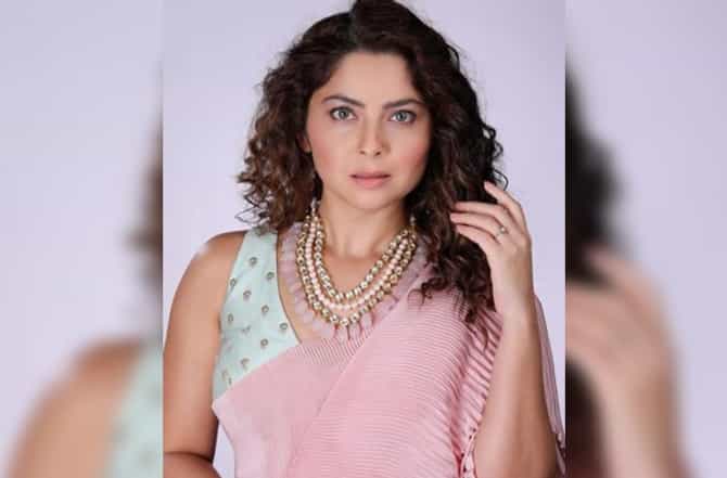 PHOTO : गुलाबी साडी, कुरळे केस, सोनाली कुलकर्णीचा लावण्यवती अवतार