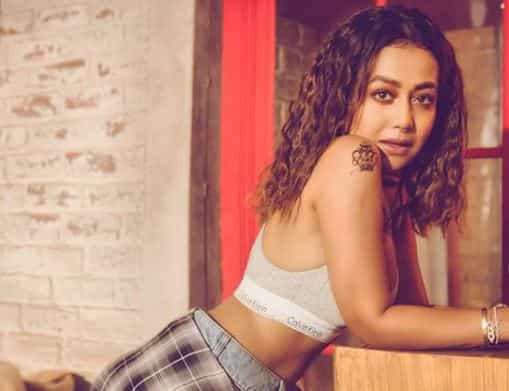 बॉलिवूडची सुप्रसिद्ध गायिका नेहा कक्करच्या (Neha Kakkar) लग्नाच्या बंधनात अडकणार आहे. याआधी तिच्या लग्नासंबंधी अनेक चर्चा रंगल्या होत्या. पण आता तिने लग्नाचा मुहूर्तही ठरवला असल्याचं बोललं जात आहे.