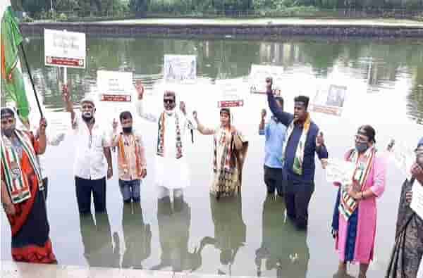 नवी मुंबईत हाथरस घटनेच्या निषेधार्थ कॉंग्रेसचे पाण्यात उतरुन सत्याग्रह आंदोलन