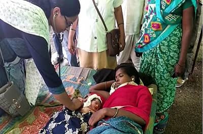 सोयाबीन काढणीसाठी गेलेल्या महिलेने शेतातच दिला गोंडस कन्येला जन्म
