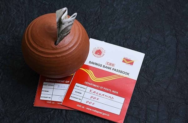 Alert! पोस्ट ऑफिसमध्ये बचत खातं असेल तर वेळीच करा हे काम, नाहीतर बसेल दंड