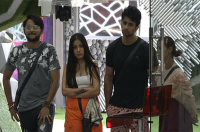 Bigg Boss 14 | निशांत मलकानीला बिकिनी, रुबिनाला एक जोडी कपडे, ‘तूफानी सिनिअर्स’च्या त्रासाने स्पर्धक हैराण