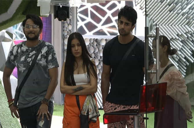 Bigg Boss 14 | निशांत मलकानीला बिकिनी, रुबिनाला एक जोडी कपडे, ‘तूफानी सिनिअर्स’च्या त्रासाने स्पर्धक हैराण