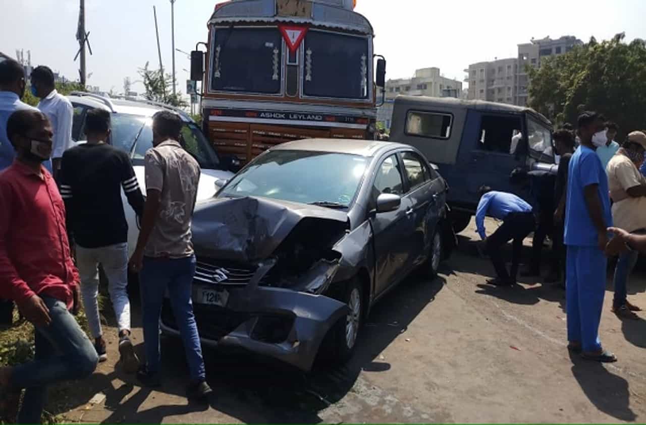 पुण्यात थरार! 15 गाड्या एकमेकांवर धडकल्या; 3-4 जणांचा जागीच मृत्यू