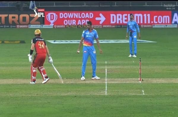 Mankading | पहिलं आणि शेवटचं सांगतोय, नंतर मंकडिंगसाठी बोल लावू नका, अश्विनची फलंदाजांना तंबी Mankading | पहिलं आणि शेवटचं सांगतोय, नंतर मंकडिंगसाठी बोल लावू नका, अश्विनची फलंदाजांना तंबी