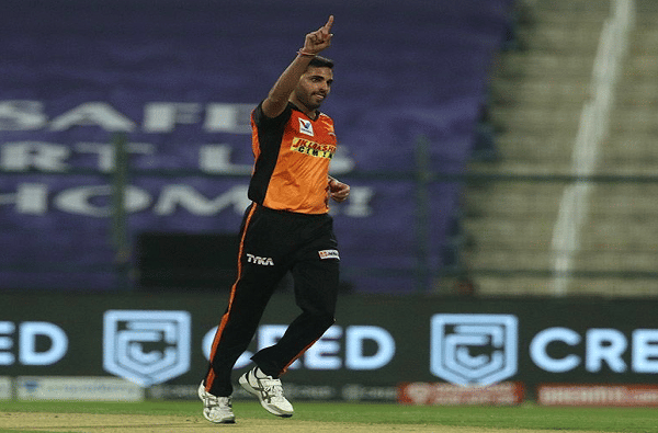 या दोन सामन्यात पृथ्वीला केवळ 1 विकेट घेण्यास यश आले होते. पृथ्वीने याआधी आंध्रप्रदेशकडून झारखंड विरुद्ध टी 20 सामना खेळला आहे. तसेच आंध्रप्रदेशकडून 11 फर्स्ट क्लास सामनेही खेळले आहे. यात पृथ्वीने 39 विकेट्स घेतल्या आहेत. तसेच 9 लिस्ट ए मॅचमध्ये 15 विकेट्स घेण्याची कामगिरी पृथ्वीने केली आहे. पृथ्वी हा डेथओव्हर स्पेशालिस्ट बोलर आहे.