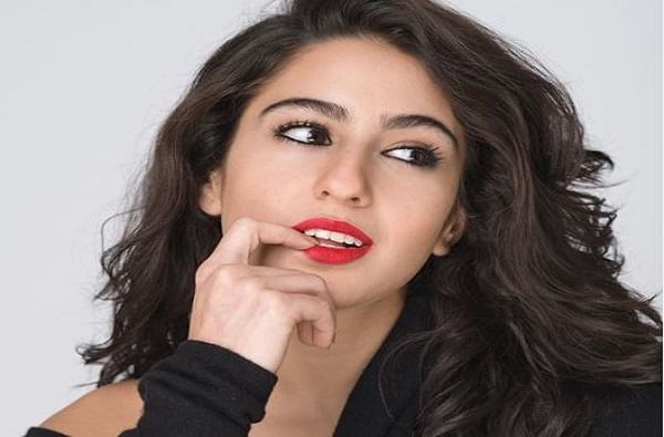 सातव्या क्रमांकावर नुकत्याच आपल्या अभिनय करिअरला सुरुवात करणाऱ्या सारा अली खानचंही नाव आहे.