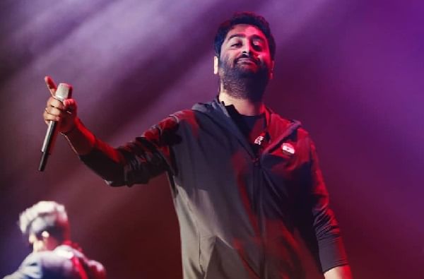 तर दहाव्या क्रमांकावर बॉलिवूडमधील लोकप्रिय पार्श्वगायक अरिजीत सिंहचं नाव आहे.