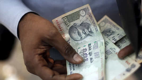 देशात कोरोना संक्रमणाचा धोका काही कमी होताना दिसत नाही. यामुळे मास्क, सोशल डिस्टंसिंग आणि सॅनिटायझरचा वापर प्रत्येक ठिकाणी अनिवार्य केला आहे. पण नोटांमधूनही कोरोना पसरत असल्याचं समोर आलं आहे.