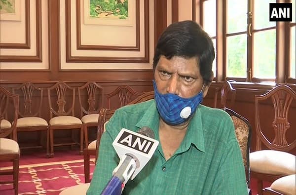 राजस्थानातही बलात्कार झाला, मग राहुल गांधी तिकडे का गेले नाहीत?- आठवले