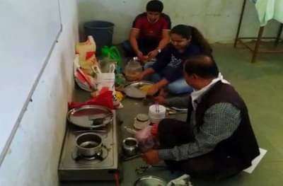 पगार मिळवण्यासाठी शिक्षकाचा अजब फंडा, चक्क शाळेतच थाटला संसार