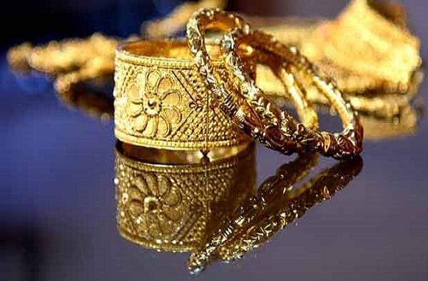 डिसेंबरच्या सुरुवातीला आलेला सोन्याचा वायदा भाव घसरत 49,971 रुपये प्रति 10 ग्रॅमवर आला होता. एक दिवस आधी म्हणजे बुधवारी दिल्लीच्या सराफा बाजारात 10 ग्रॅम सोनं 694 रुपयांनी स्वस्त झालं. 