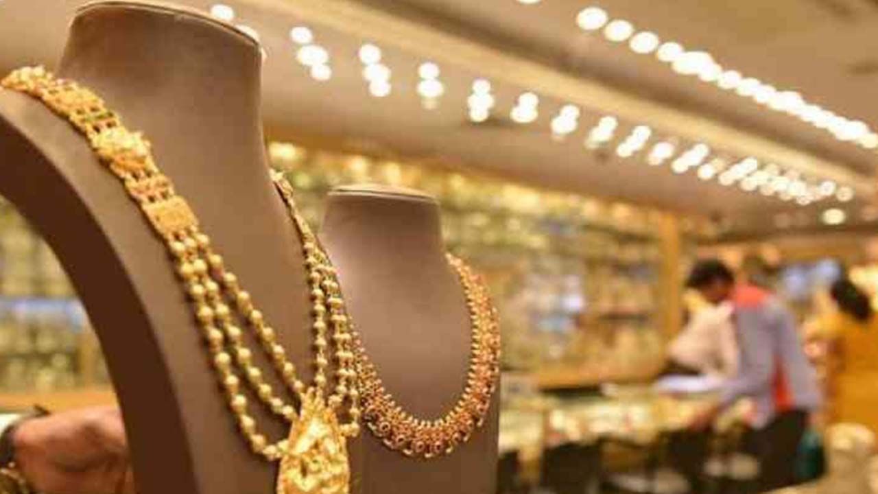 gold and sliver rate : सलग तिसऱ्या दिवशी सोनं झालं स्वस्त, 50 हजारांहूनही कमी 10 ग्रॅमची किंमत