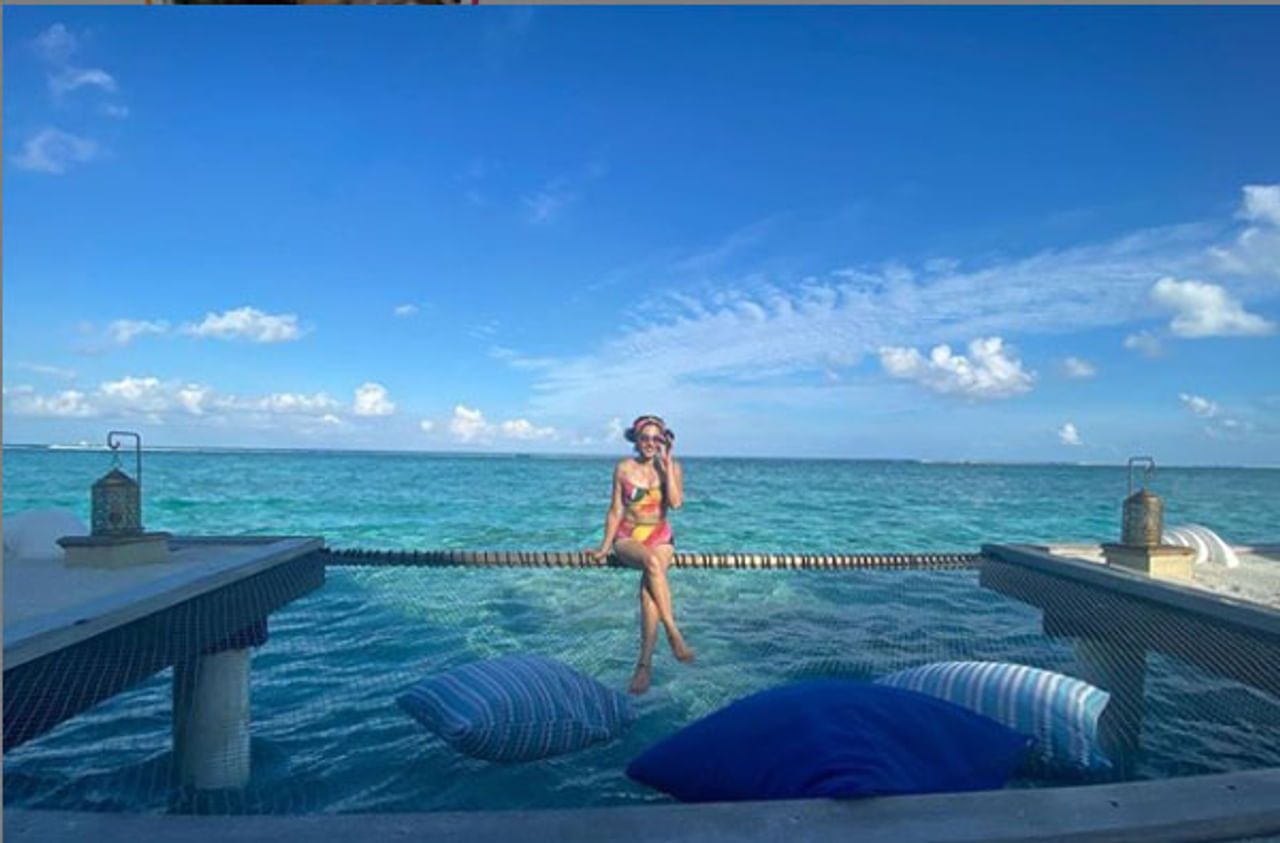 बॉलिवूडची ‘पिंक’गर्ल तापसी पन्नूनं सुद्धा मालदीवमध्ये सुट्ट्यांचा आनंद लुटलाय. बहिणींसोबत तिनं मालदीवच्या समुद्र किनाऱ्यांवर मजा केली.