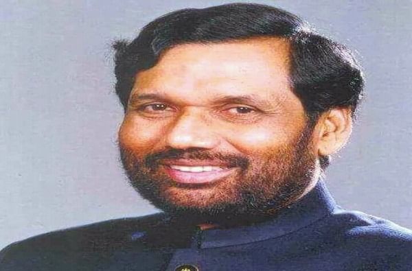 Ram Vilas Paswan | रामविलास पासवान : राजकीय हवेचा अंदाज अचूक ओळखणारा नेता