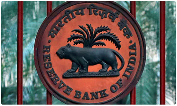 भारतीय रिझर्व्ह बँक ऑफ इंडियाने (Reserve Bank of India) शुक्रवारी दिलेल्या निर्णयानंतर प्रीमियम श्रेणीमध्ये घरांसाठी घेतलेलं कर्ज (Home Loan) आता स्वस्त होण्याची शक्यता आहे.