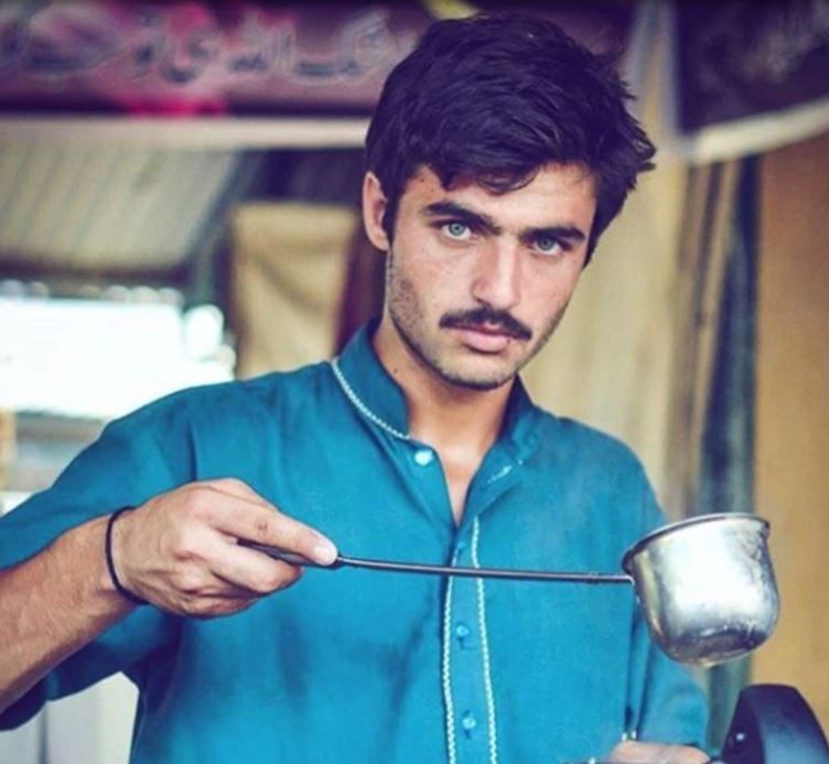 पाकिस्तानी चहावाला अरशद खान : पाकिस्तानमधील चहा विकणारा हा तरुणदेखील सोशल मीडियामुळे रातोरात स्टार झाला होता. अरशद खान अस त्याचं नाव आहे. अरशद त्याच्या हॅण्डसम लुक्समुळे आणि आकर्षक डोळ्यांमुळे सोशल मीडियावर फेमस झाला होता. लोक त्याला मॉडेल म्हणू लागले होते. 