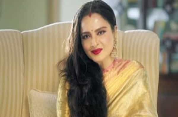 आपल्या अभिनयानं लोकांच्या मनावर अधिराज्य गाजवणाऱ्या अभिनेत्री रेखा यांनी वयाच्या 67 व्या वर्षात पदार्पण केलं आहे. सध्या रेखा चित्रपटांमध्ये कमी काम करत असल्या तरी आजही त्यांचे लाखो चाहते आहेत.