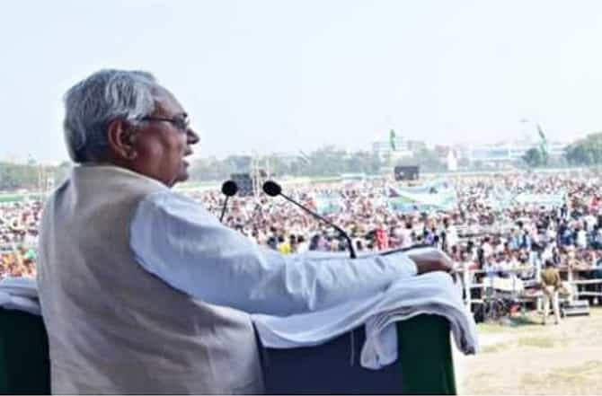 निवडणूक प्रचारात गळाभेटीवर बंदी; बिहार सरकारचे फर्मान