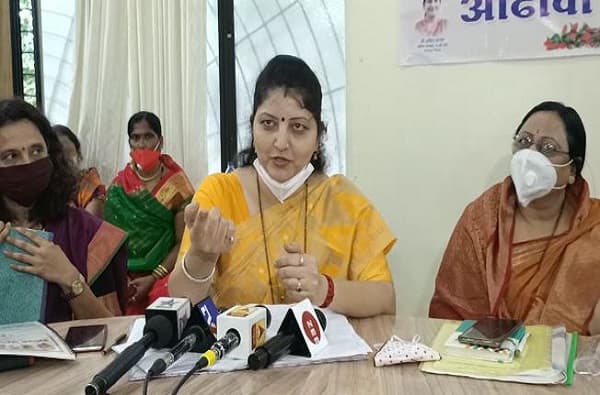 PHOTO : राष्ट्रवादीची आढावा बैठक दाटीवाटीत; सोशल डिस्टन्सिंगचा उडाला बोजवारा!