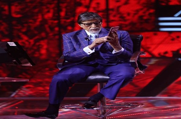 महानायक अमिताभ बच्चन सध्या मुंबईमध्ये केबीसीचं शुटींग करत आहेत.  केबीसीच्या या पर्वाला प्रेक्षकांचा चांगला प्रतिसाद मिळताना दिसतोय. 