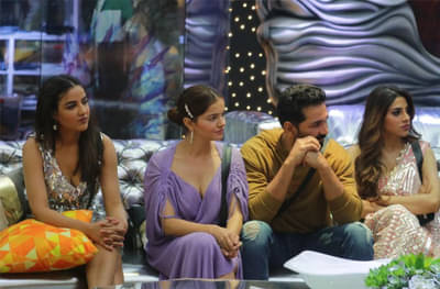 Bigg Boss  14 | तूफानी सिनिअर्सला मोठी टक्कर, निक्की तंबोलीकडे घराचे विशेषाधिकार!