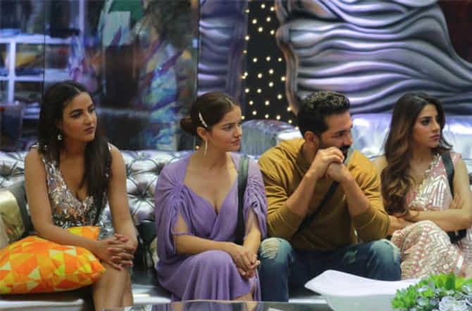 Bigg Boss 14 | तूफानी सिनिअर्सला मोठी टक्कर, निक्की तंबोलीकडे घराचे विशेषाधिकार!