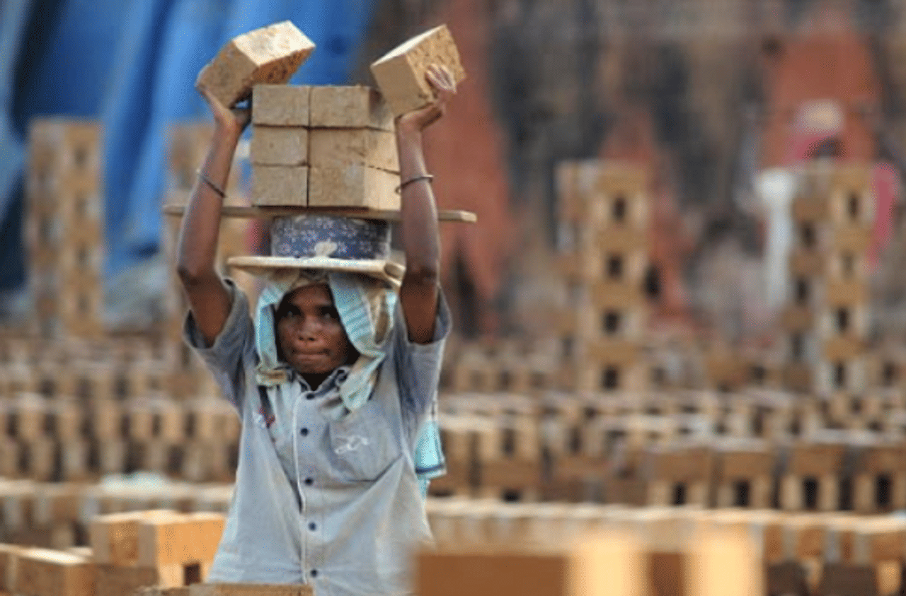 ऑनलाईन बांधकाम कामगार नोंदणी बंद करा; कामगार संघटनांची कोर्टात याचिका