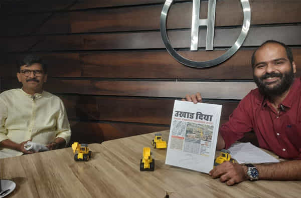 स्टॅण्ड अप कॉमेडियन कुणाल कामरा याने शिवसेना खासदार संजय राऊत यांना 'शटअप या कुणाल' शोमध्ये आमंत्रित केले होते.