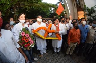 PHOTO : मनसेकडून थाटामाटात कार्यालयाचे उद्धाटन, सोशल डिस्टन्सिंगसह मास्कच्या नियमाला  हरताळ