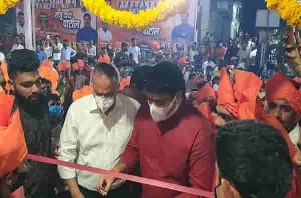 PHOTO : मनसेकडून थाटामाटात कार्यालयाचे उद्धाटन, सोशल डिस्टन्सिंगसह मास्कच्या नियमाला हरताळ