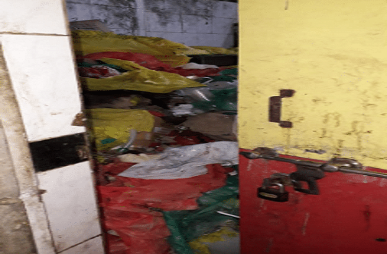 मुंबईतील केईएम रुग्णालयात कचऱ्याचे साम्राज्य, महिनाभरानंतरही कचरा जैसे थे