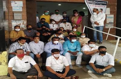 कल्याण-डोंबिवलीत विकास कामं रखडली, भाजप नगरसेवकांचं पालिका मुख्यालयात ठिय्या आंदोलन