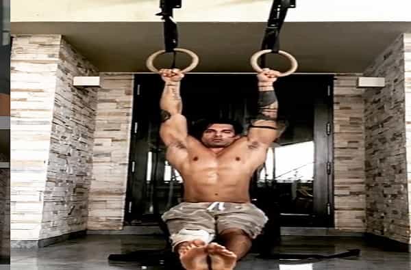 बॉलिवूडचा फिट आणि हँडसम हंक करणसिंह ग्रोवरचे चाहते मोठ्या संख्येने आहेत. त्याच्या सारखी फिटनेस प्रत्येकाला हवी असते. गेल्या काही दिवसांपासून करण होम वर्कआऊट सेशनचे (Workout Fitness Karan Singh Grover) व्हिडीओ इन्स्टाग्रामवर पोस्ट करत आहे.
