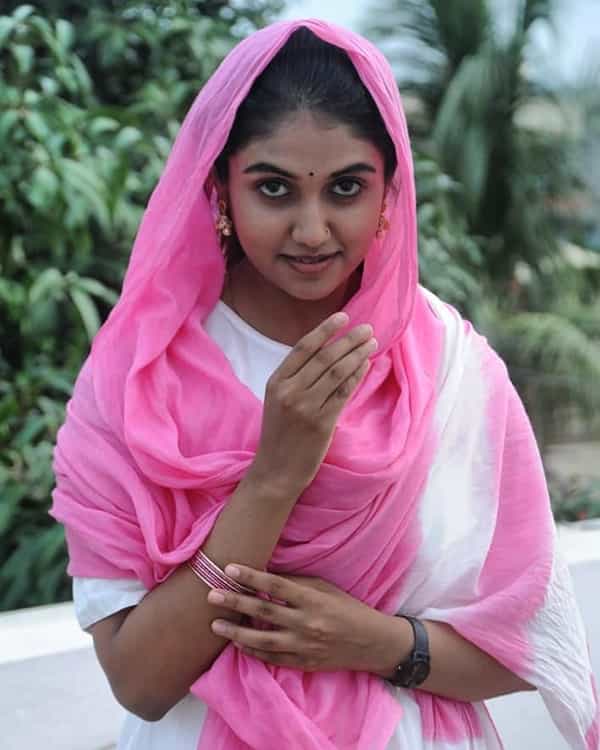 सैराट चित्रपटातून अभिनयाच्या दुनियेत पदार्पण करणारी 'आर्ची' म्हणजेच रिंकू राजगुरु, आज प्रत्येकाच्या मनावर अधिराज्य गाजवते आहे.
