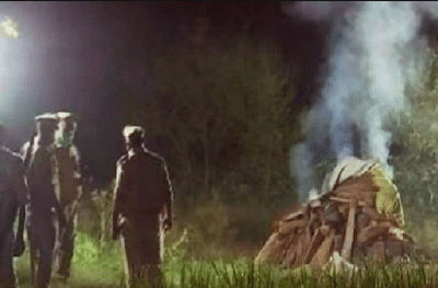 HATHRAS CASE | न्याय मिळेपर्य़ंत अस्थी विसर्जन नाही, पीडितेच्या कुटुंबाचा पवित्रा