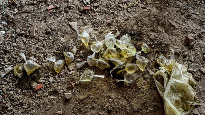 धक्कादायक; उत्तर प्रदेशात झोपेत असलेल्या तीन बहिणींवर अॅसिड हल्ला; गुन्हा दाखल धक्कादायक; उत्तर प्रदेशात झोपेत असलेल्या तीन बहिणींवर अॅसिड हल्ला; गुन्हा दाखल