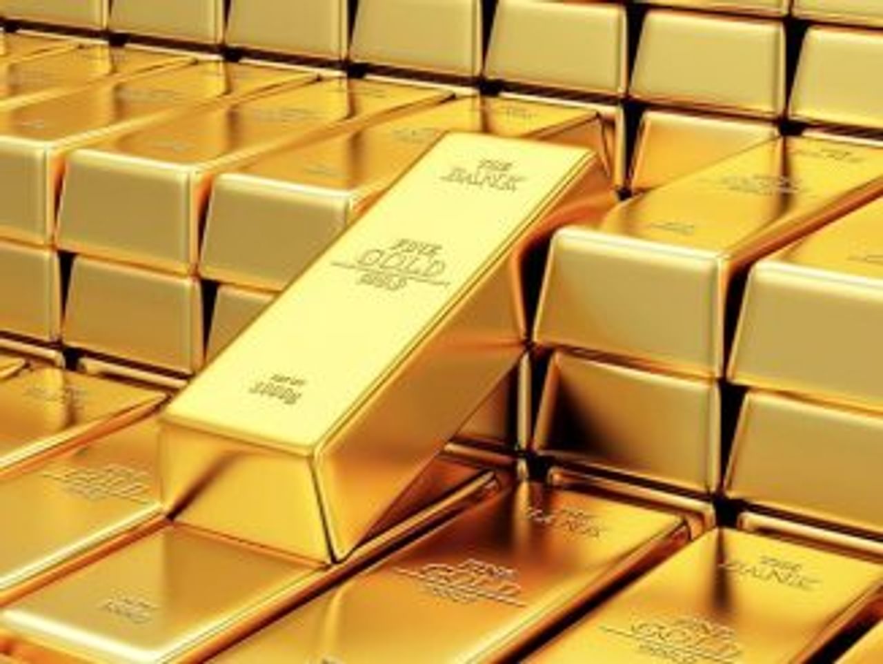 गेल्या काही दिवसांत सोन्याच्या भावांत मोठी घसरण झाल्याचं पाहायला मिळालं. मंगळवारीही आंतरराष्ट्रीय बाजारात सोन्याचे दर आणखी घसरले आहेत. अमेरिकी डॉलरची किंमत वाढल्याने सोन्याचे दर गेल्या 3 आठवड्यात सगळ्यात कमी अंकानी घसरले आहेत. याचा परिणाम घरेलू बाजारावरही पाहायला मिळाला. 