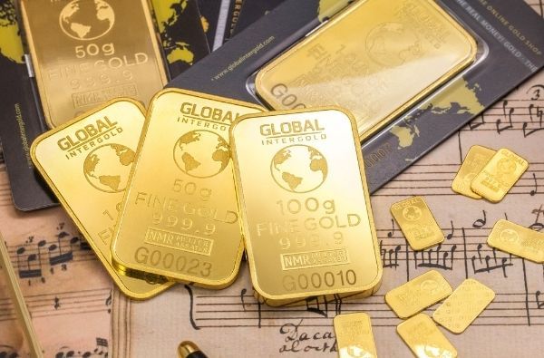 आंतरराष्ट्रीय बाजारात सोन्याची किंमत आज अगदी कमी होती. परदेशी बाजारात सोनं 0.1 टक्क्यांनी घसरत 1919.51 डॉलर प्रति औंसवर आलं तर चांदीचा भाव 0.4 टक्क्यांनी घसरत 25.02 डॉलर प्रति औंसवर होता.