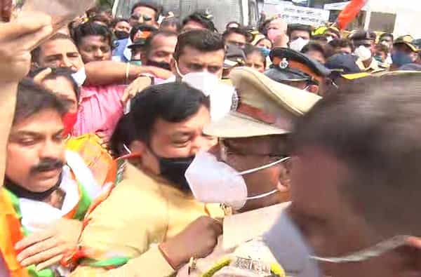 मुंबईतील सिद्धीविनायक मंदिरात भाजप नेत्यांनी घुसण्याचा प्रयत्न केला. यावेळी विधान परिषदेचे विरोधी पक्षनेते प्रवीण दरेकर यांना पोलिसांनी ताब्यात घेतले.